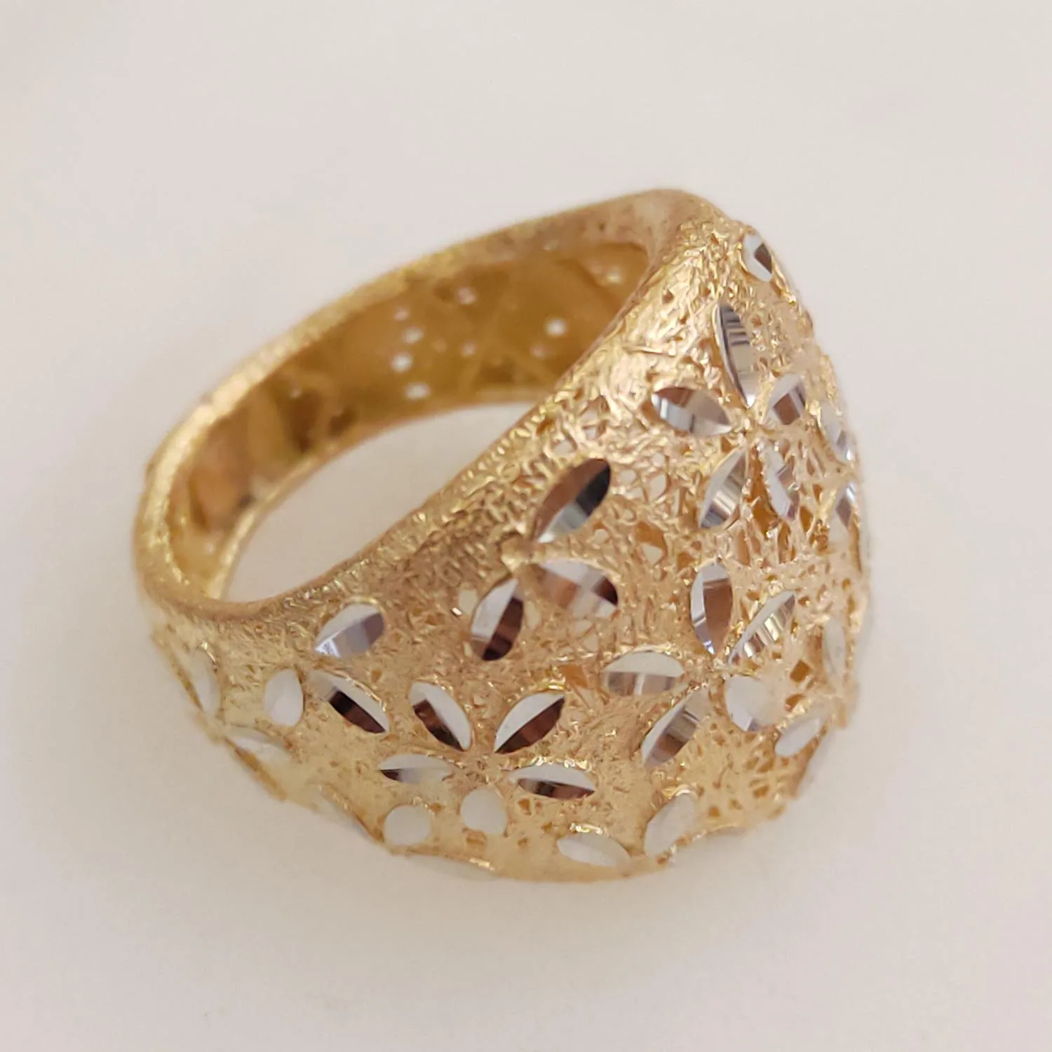 Anello a Fascia con Incisioni di Fiori