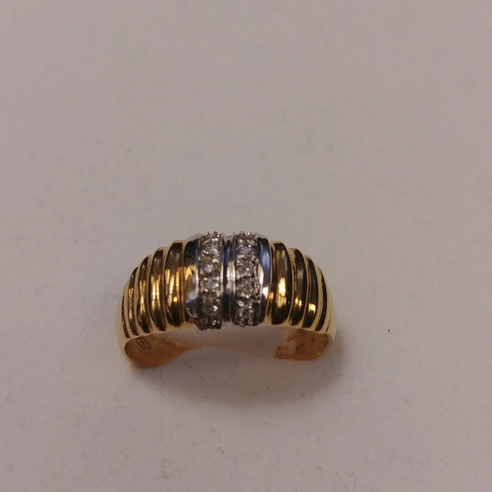 Anello con Scannellature e Diamanti