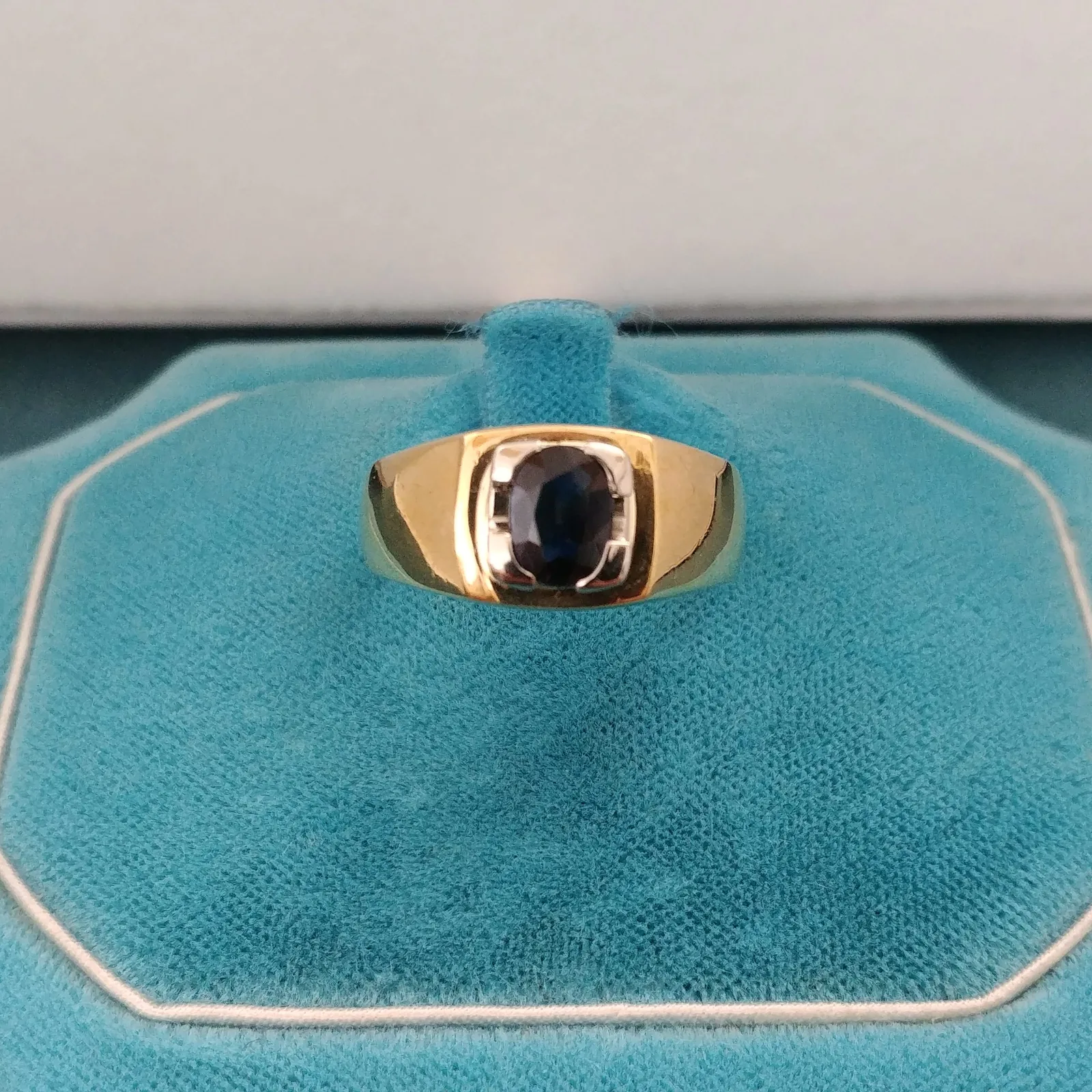 Anello a Timbro con Zaffiro