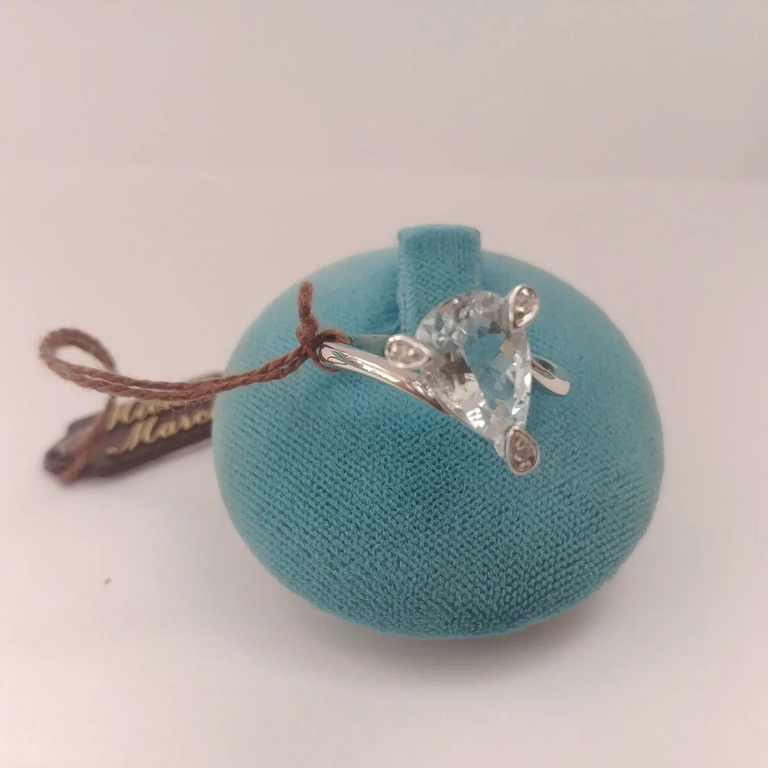 Anello a Goccia con Accenti di Diamanti