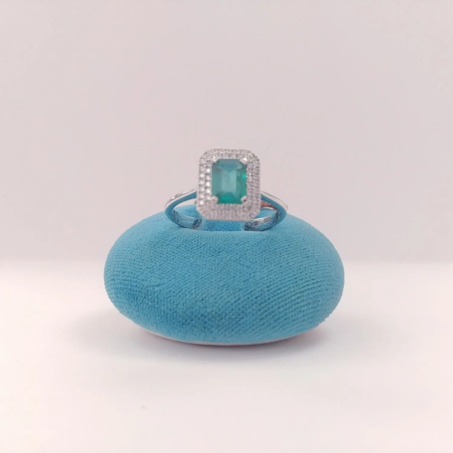 Anello Smeraldo con Accenti di Diamanti