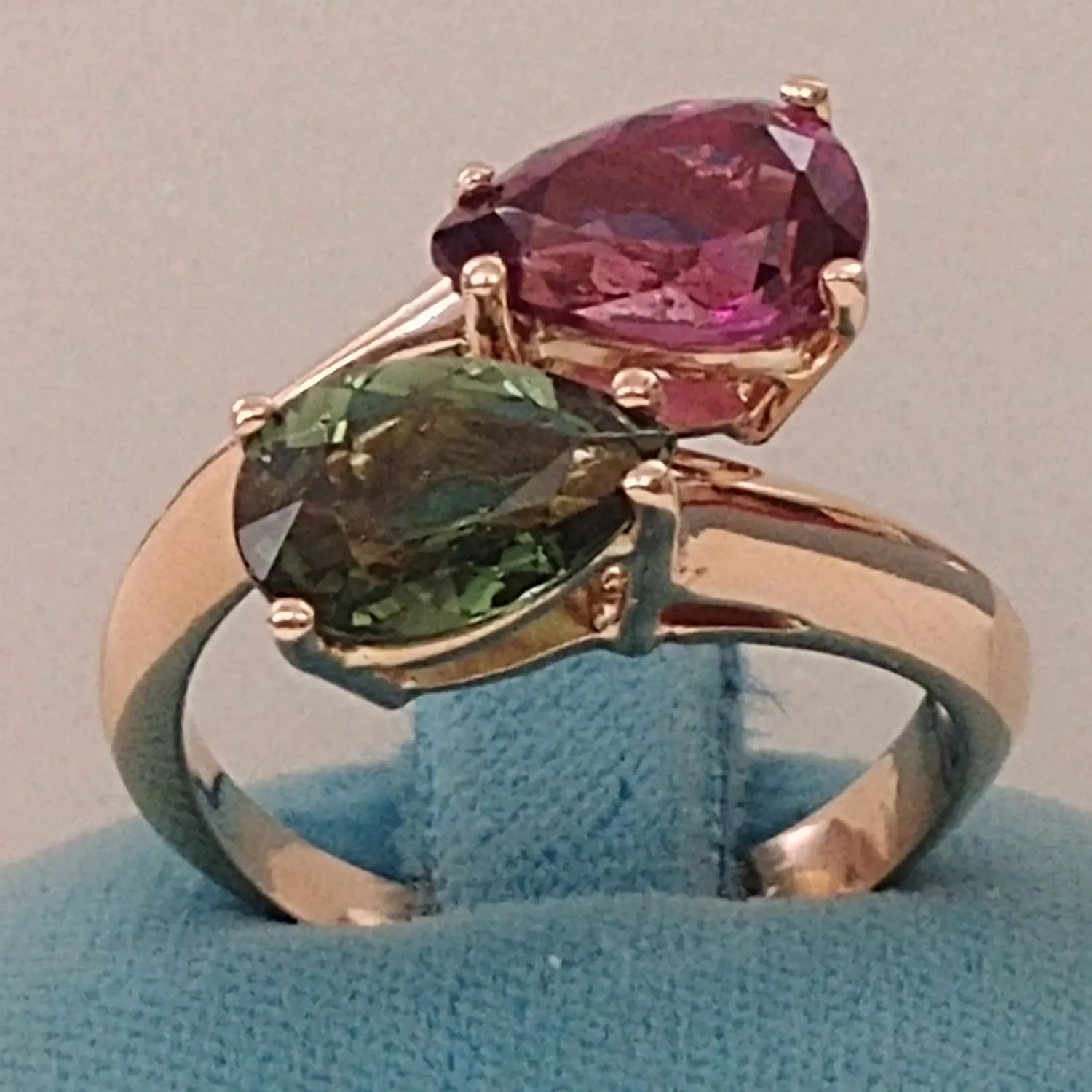 Anello Contrarié di Tormalina e Granato Rodolite