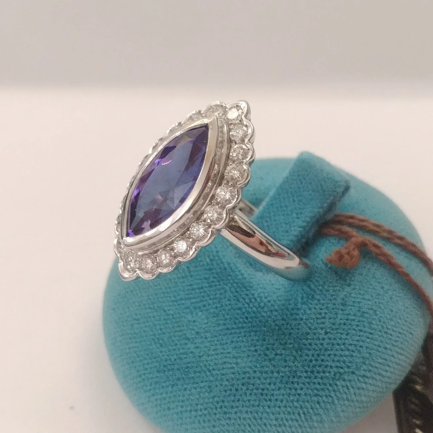 Anello con Tanzanite Marquise