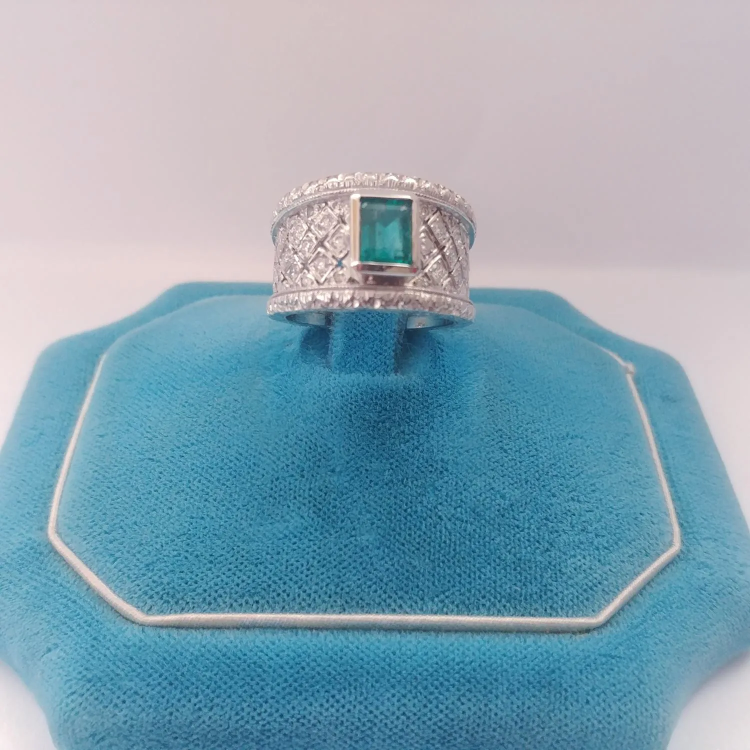Anello a Fascia con Smeraldo