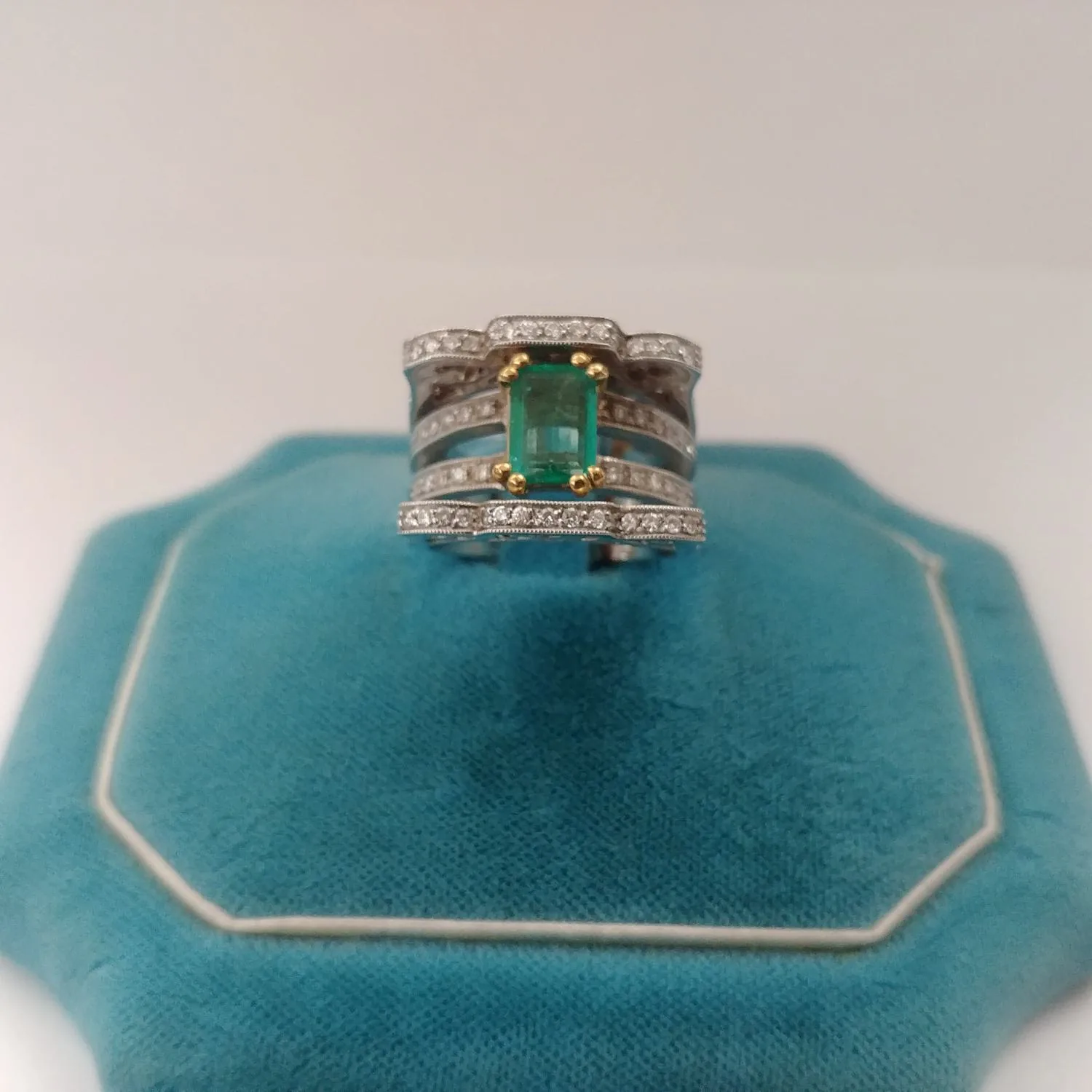 Anello a Fasce con Smeraldo