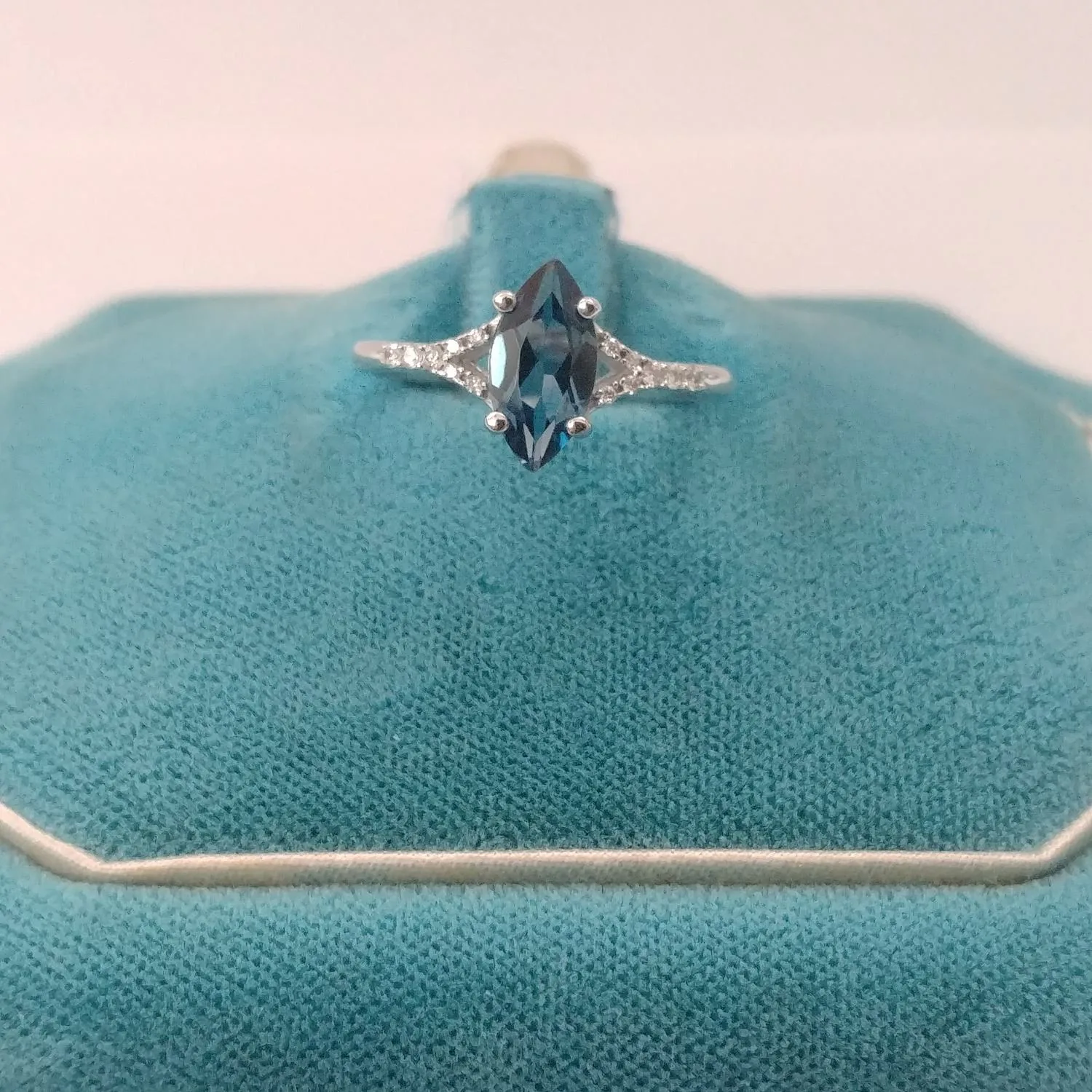 Anello con Topazio London