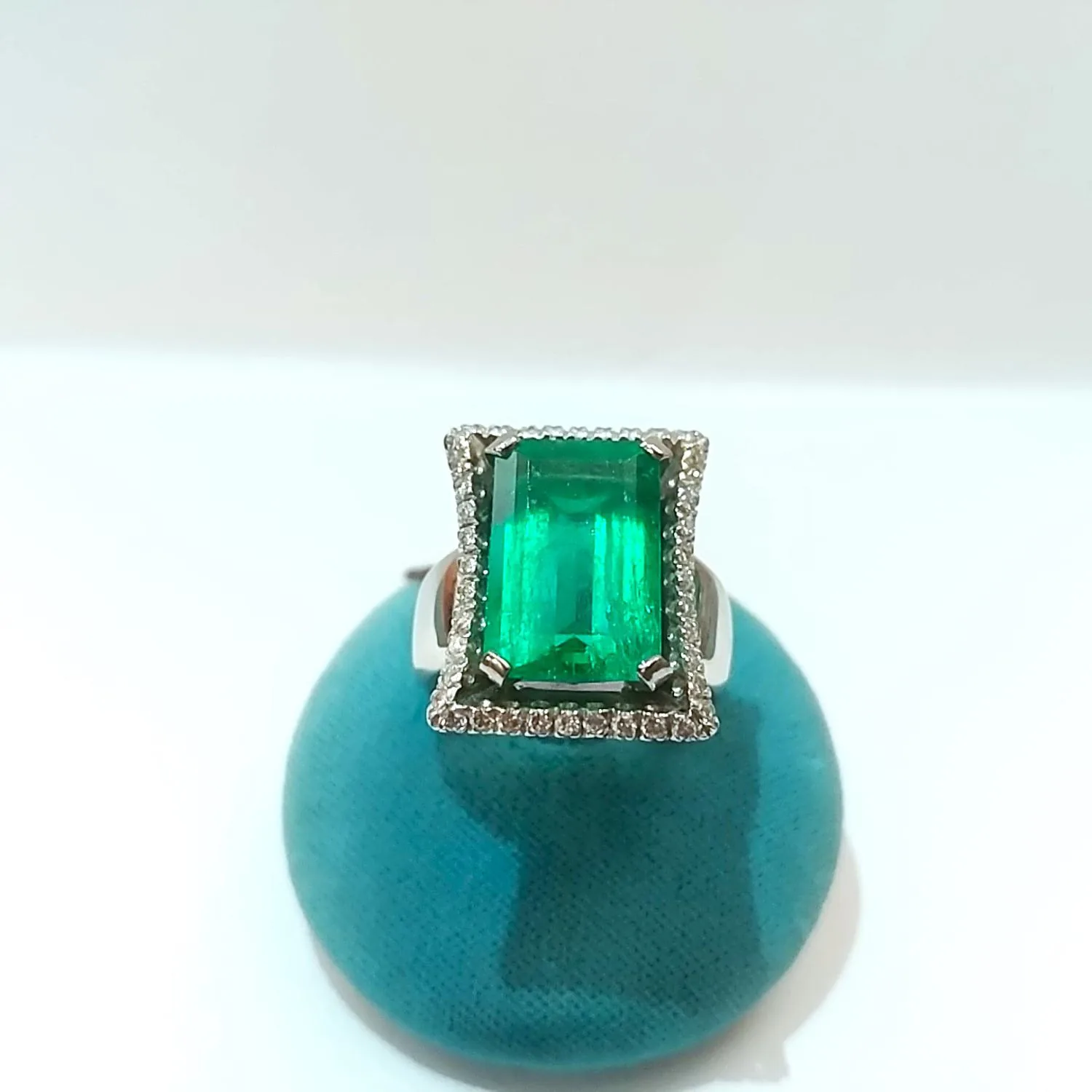 Anello con Smeraldo Ottagonale