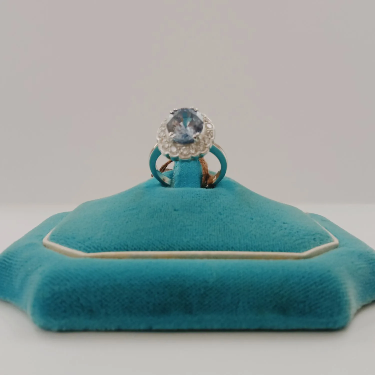 Anello a Fiore con Zaffiro