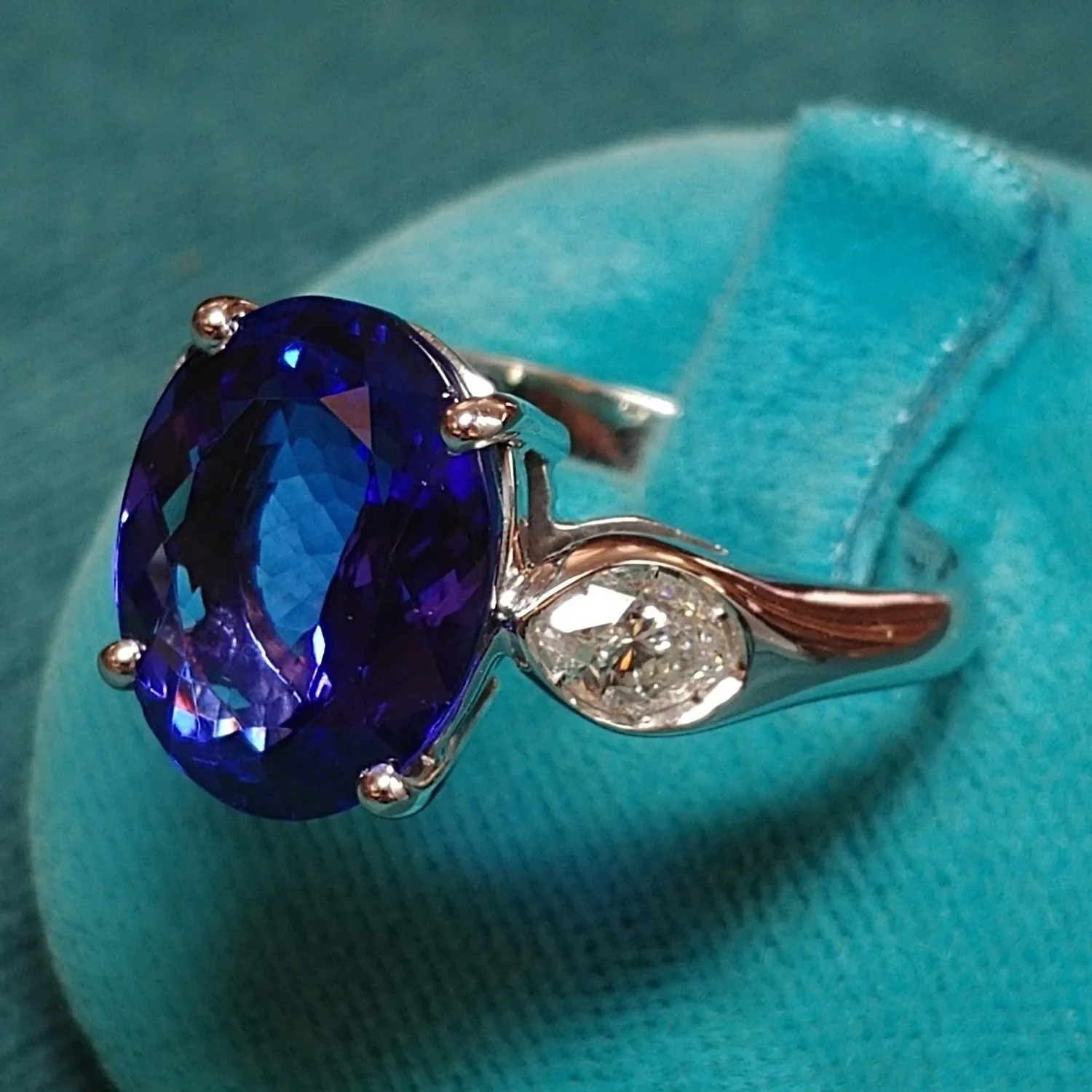 Anello Tanzanite Ovale