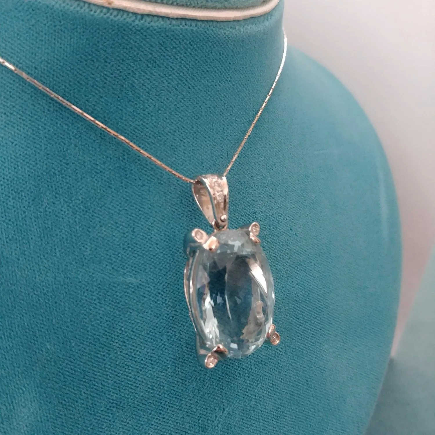 Ciondolo Acquamarina con Accenti di Diamanti