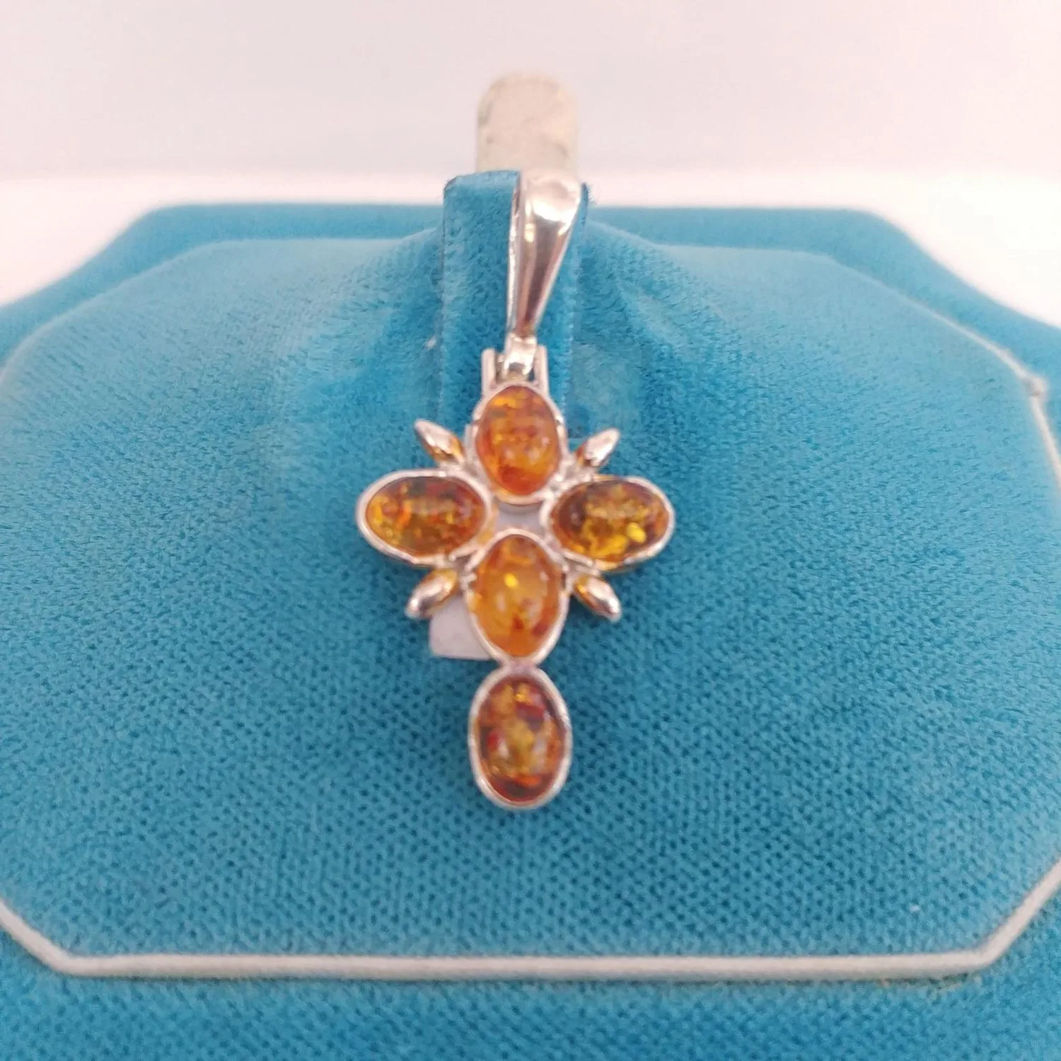 Croce con Ambra