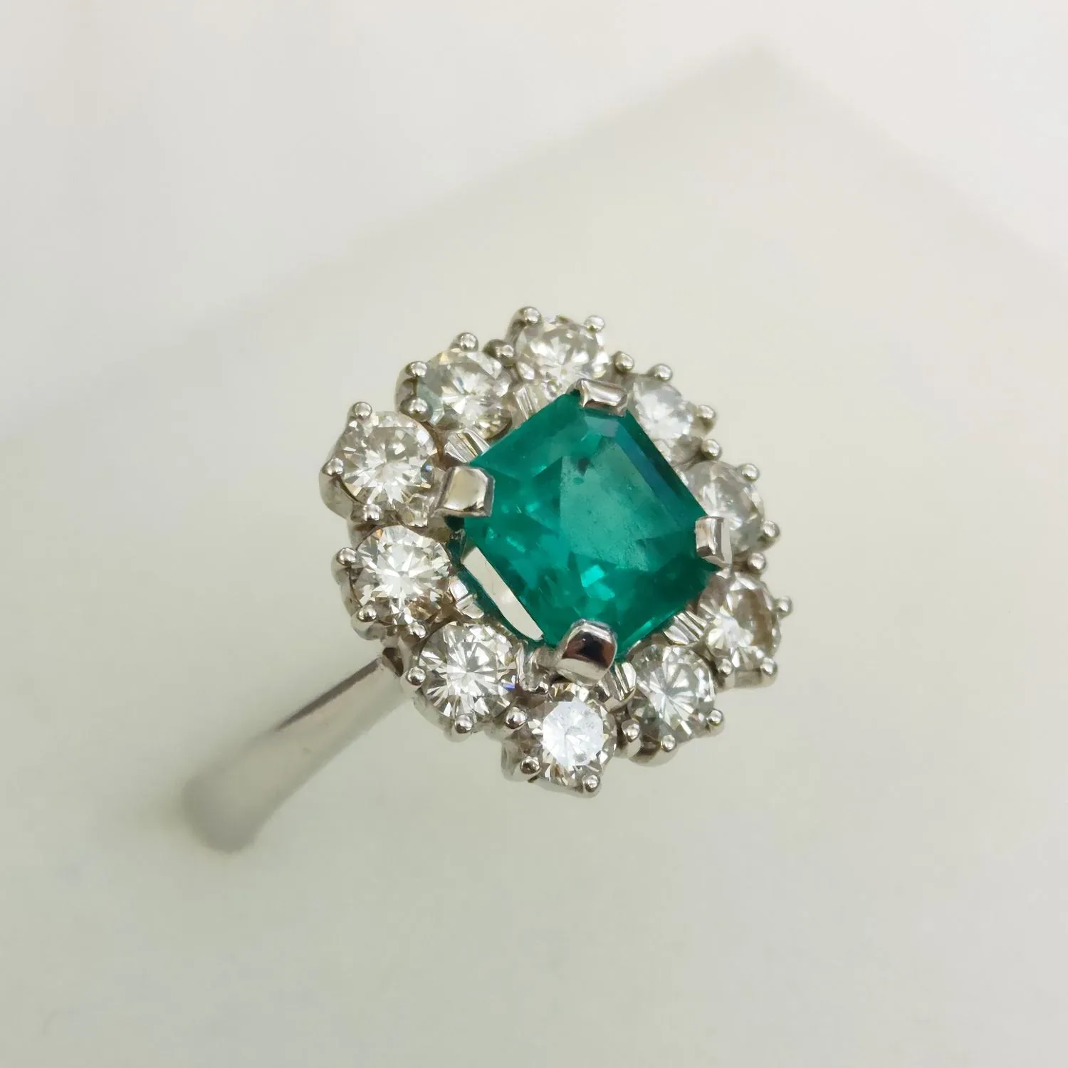 Anello Fiore con Smeraldo